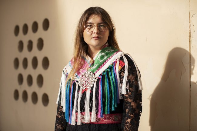 Ella-Maria Nutti står i halvprofil och tittar in i kameran.