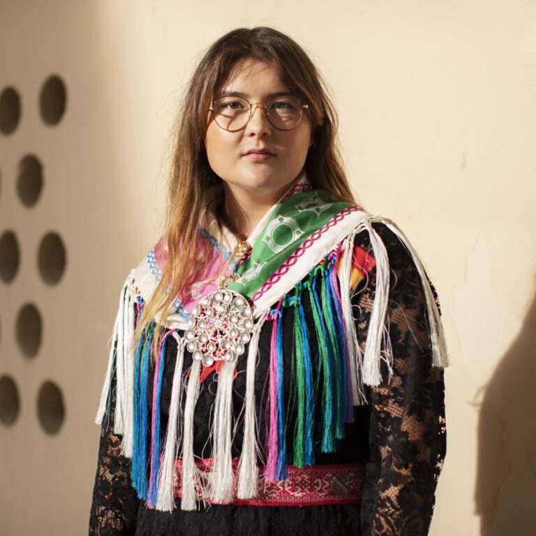 Ella-Maria Nutti står i halvprofil och tittar in i kameran.